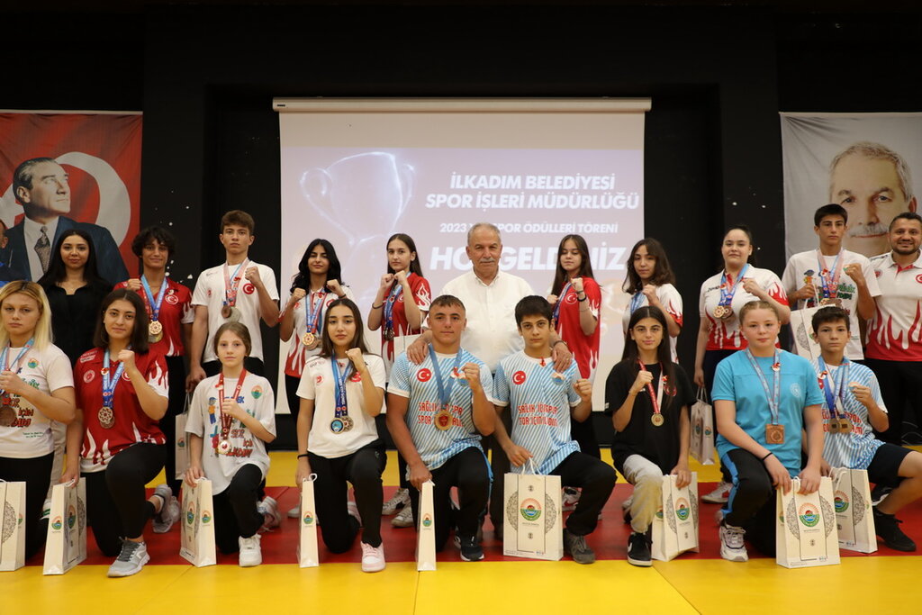 Samsun'da '2023 Yılı Spor Ödülleri'ni Başkan Demirtaş Verdi!