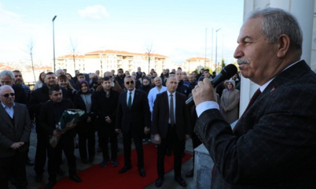 Başkan Demirtaş Çiçeklerle Karşılandı!