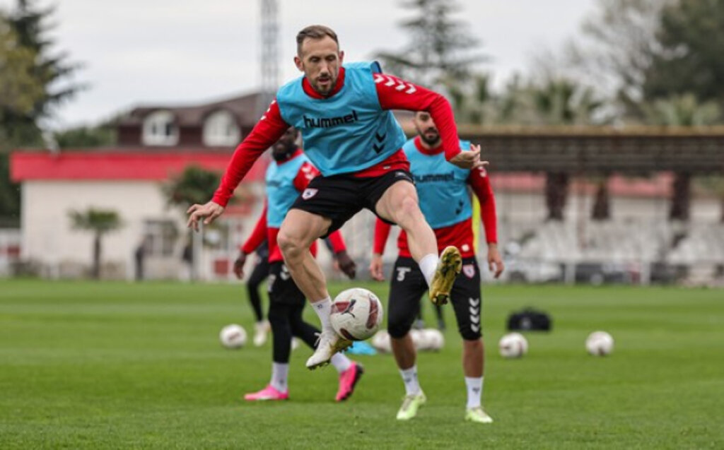 Samsunspor’un Başarılı Savunmacısı Satka Operasyon Geçirdi!