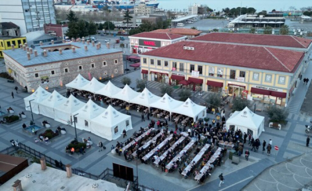 Büyükşehir’in İftar Sofrası Samsunluları Bir Araya Getiriyor!