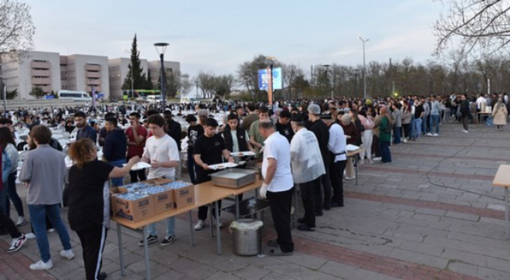 İki Bin 500 Öğrencinin Katılımıyla OMÜ'de İftar Vakti!