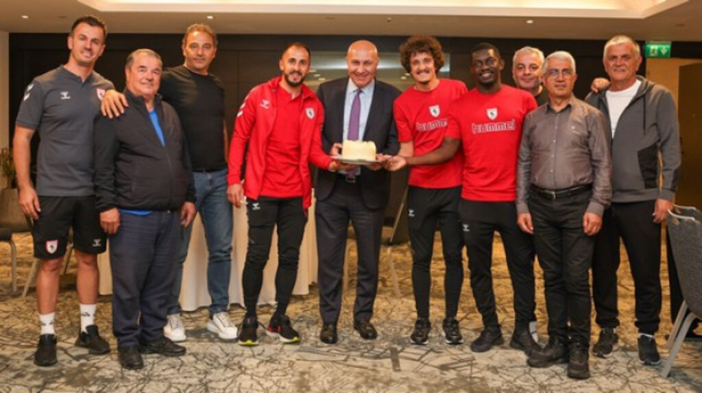 Samsunspor Başkanı Yıldırım’a Sürpriz Doğum Gününü Kutlaması!