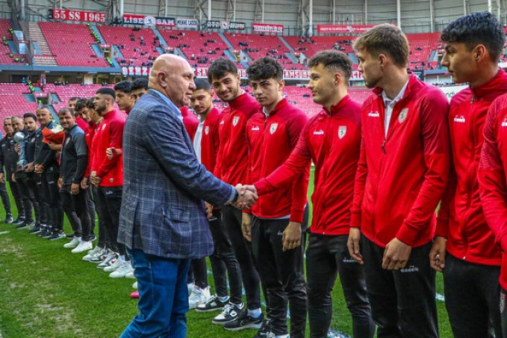 Samsunspor U19 Takımı Kupayla Taraftarı Selamladı!