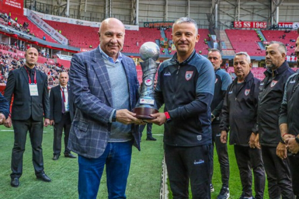 Samsunspor U19 Takımı Kupayla Taraftarı Selamladı!