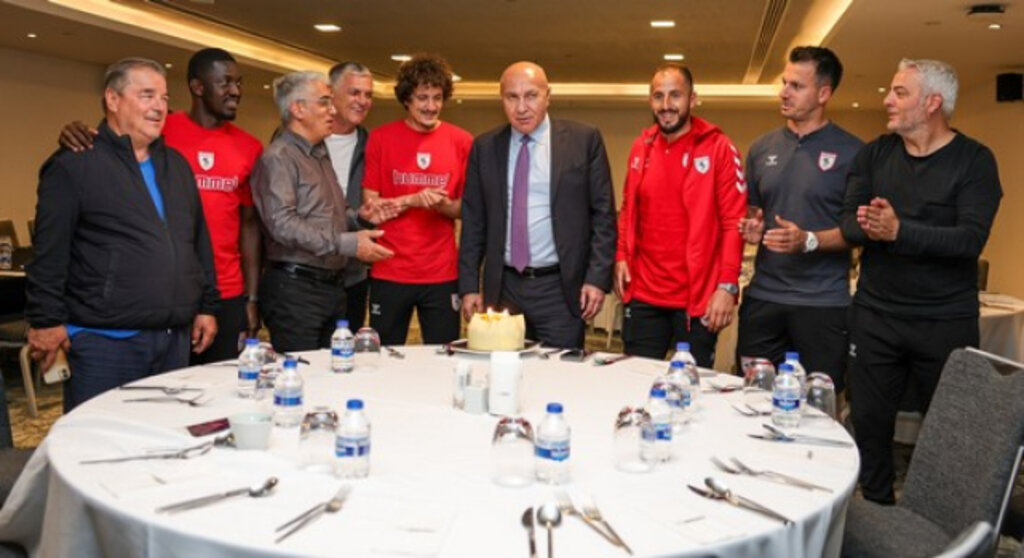 Samsunspor Başkanı Yıldırım’a Sürpriz Doğum Gününü Kutlaması!