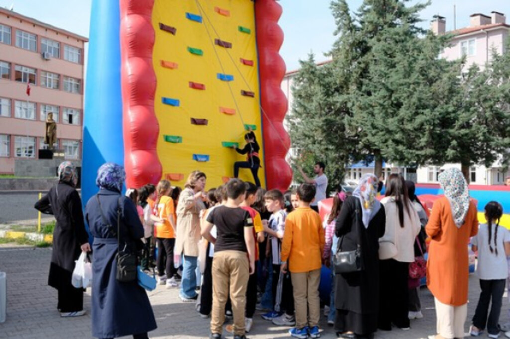 Büyükşehir’in İlçe Çocuk Şenlikleri Vezirköprü İle Devam Ediyor!