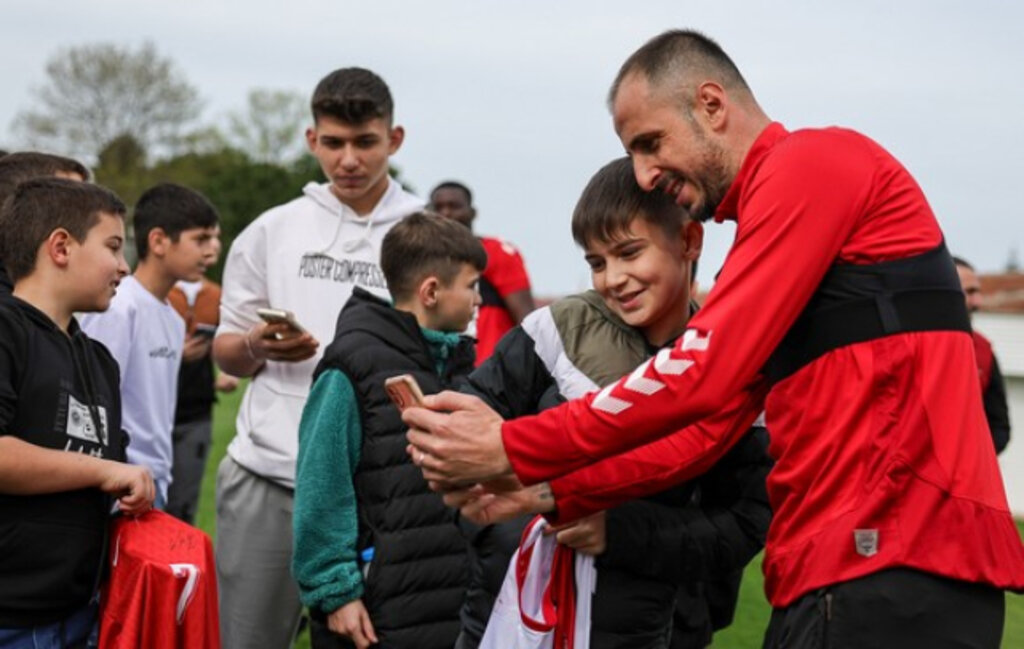 Samsunspor’un Antalya Hazırlıkları Çocukların Ziyareti İle Şenlendi!