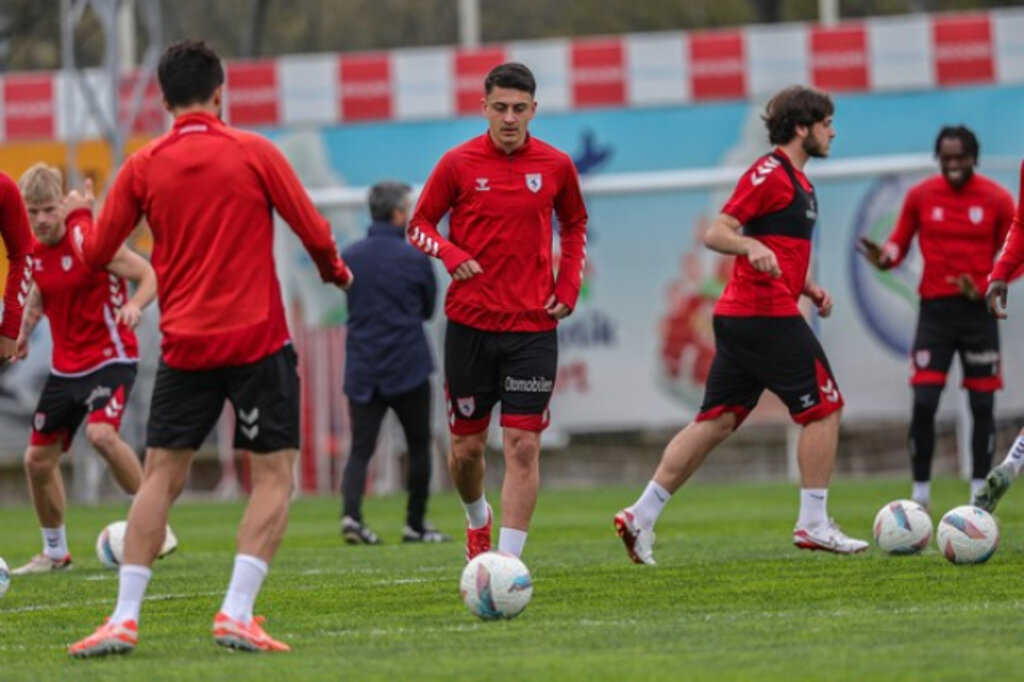 Samsunspor’un Antalya Hazırlıkları Çocukların Ziyareti İle Şenlendi!