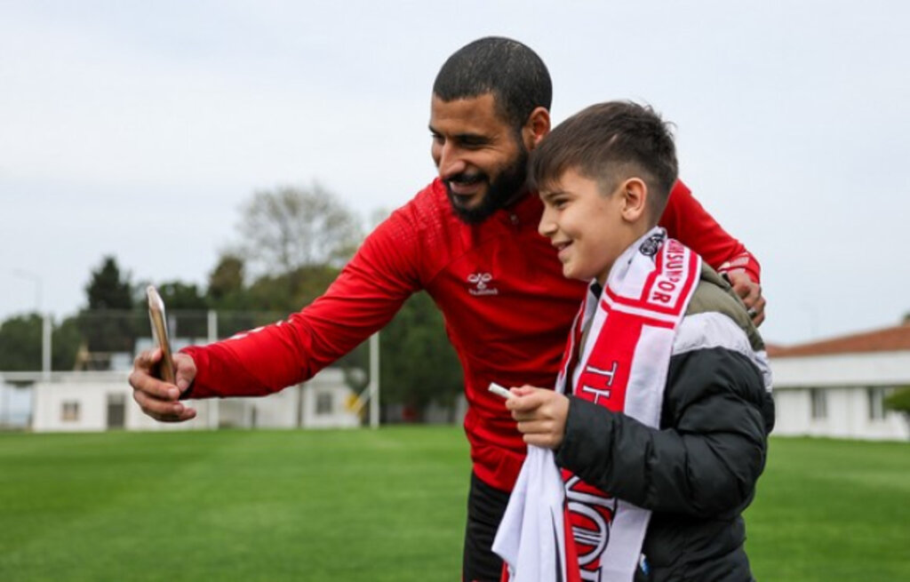 Samsunspor’un Antalya Hazırlıkları Çocukların Ziyareti İle Şenlendi!