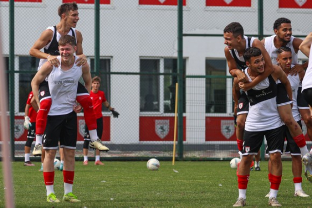 Samsunspor U19’a Sezonun İlk Maçı Öncesi Futbol Oyun Kuralları Eğitimi Verildi!