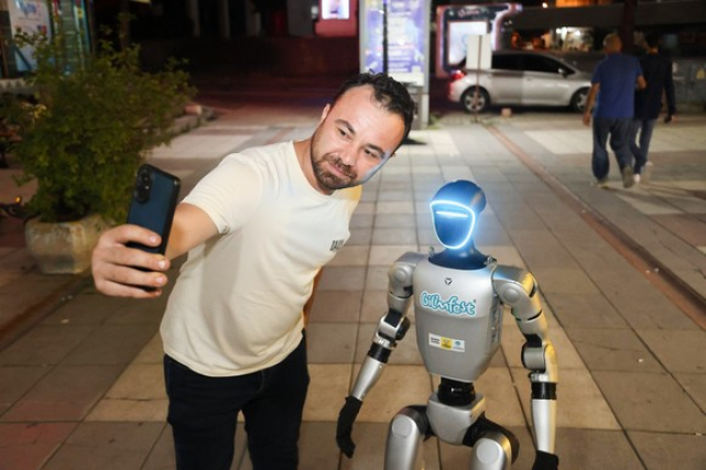İnsansı Robot Canik Sokaklarında!