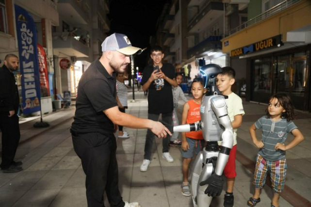 İnsansı Robot Canik Sokaklarında!