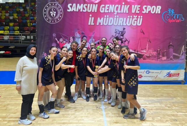 Hentbolda Şampiyon İlkadım Ondokuz Mayıs Lisesi!