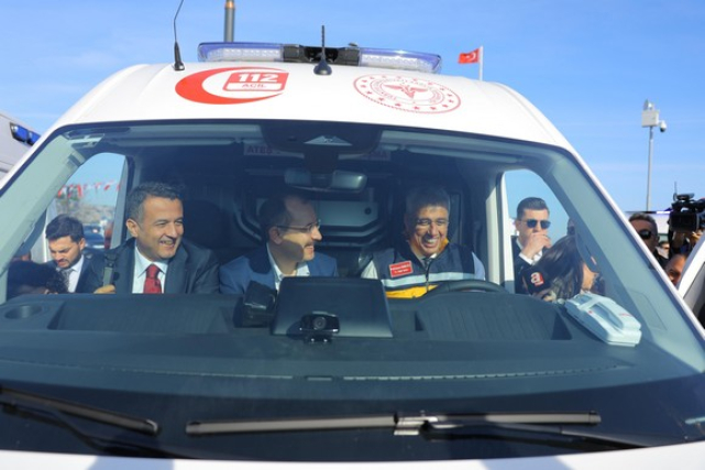 Büyükşehir Tarafından Şehre Kazandırılan 100 Yeni Ambulans Düzenlenen Törenle İl Sağlık Müdürlüğüne Teslim Edildi!
