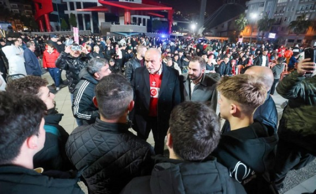 Canik'te Tribün Ruhu Meydana Taşındı! Dev Ekranla Milli Maç Coşkusu Yaşandı!
