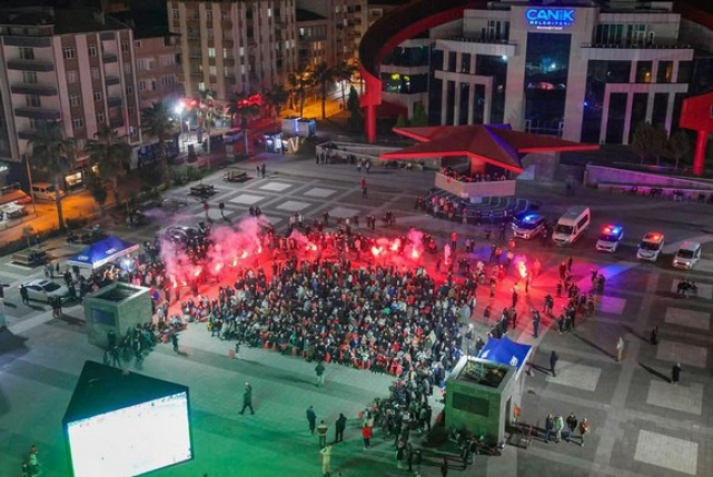 Canik'te Tribün Ruhu Meydana Taşındı! Dev Ekranla Milli Maç Coşkusu Yaşandı!
