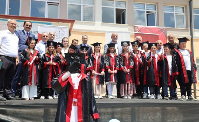 Başkan Sandıkçı Öğrencilerin Karne Sevincini Paylaştı!