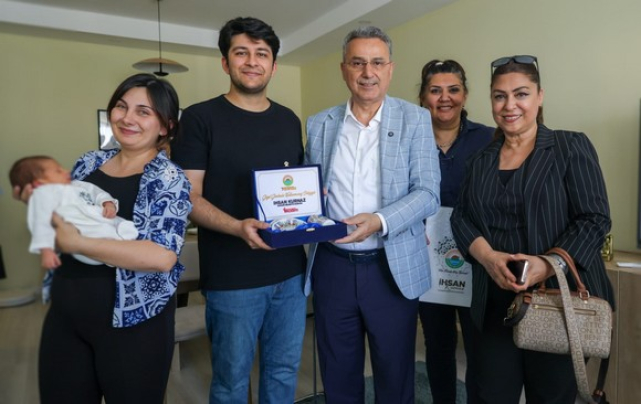 İlkadım’da Doğan 555’inci Bebeğin İlk Hediyesi Başkan İhsan Kurnaz’dan!