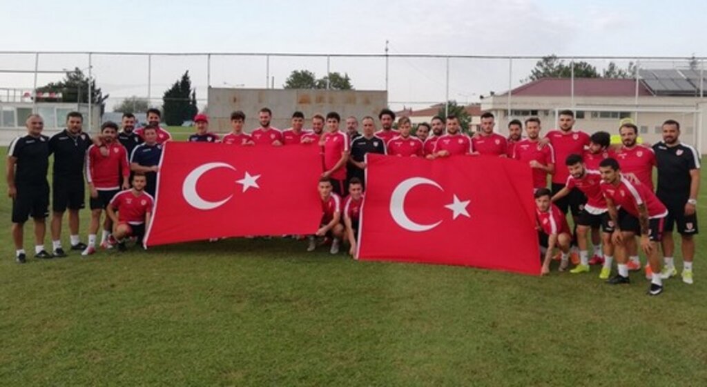 Samsunsporlu Futbolcular Sahada Bayrak Açtı!