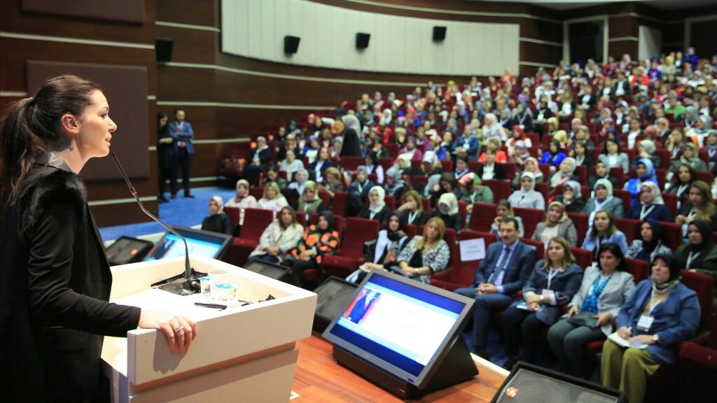 Karaaslan, 'AK Parti Siyasetinin Temelinde Güçlü Kadın Var'!