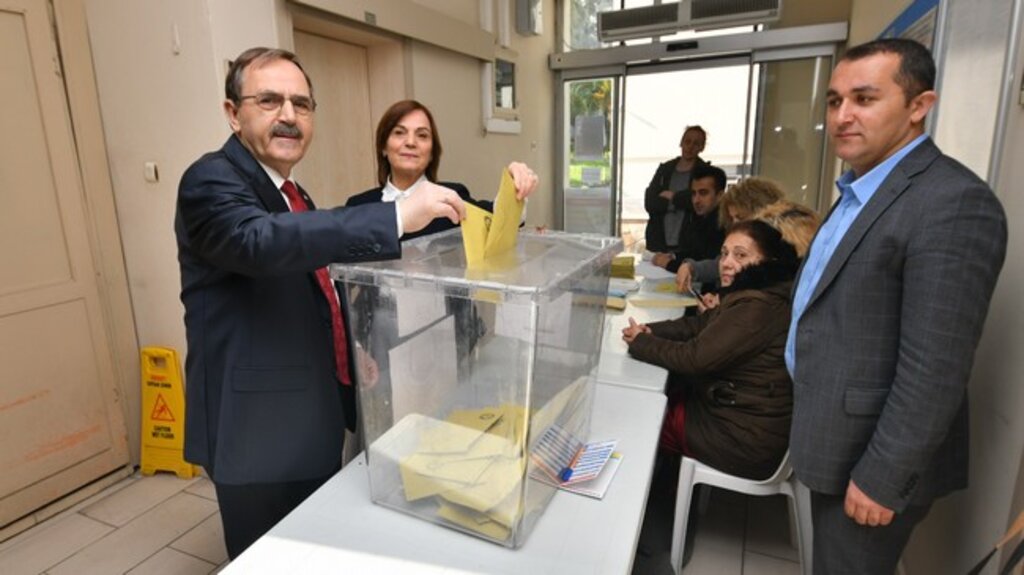 Zihni Şahin Eşi ile Birlikte Oyunu Kullandı!