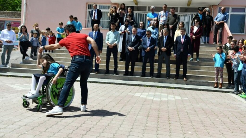 Zeynep Uysal Bu Kez Vali Kaymak İçin Dans Etti!