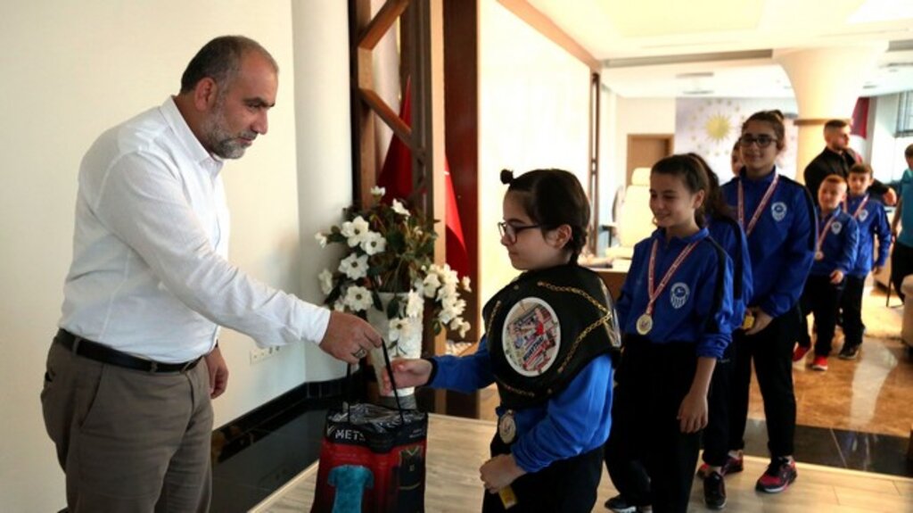 Başkan Sandıkçı, Başarılı Sporcuları Ödüllendirdi!