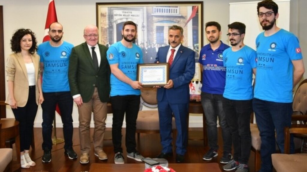 Vali Kaymak, Uluslararası Başarı Kazanan Takımı Kabul Etti!