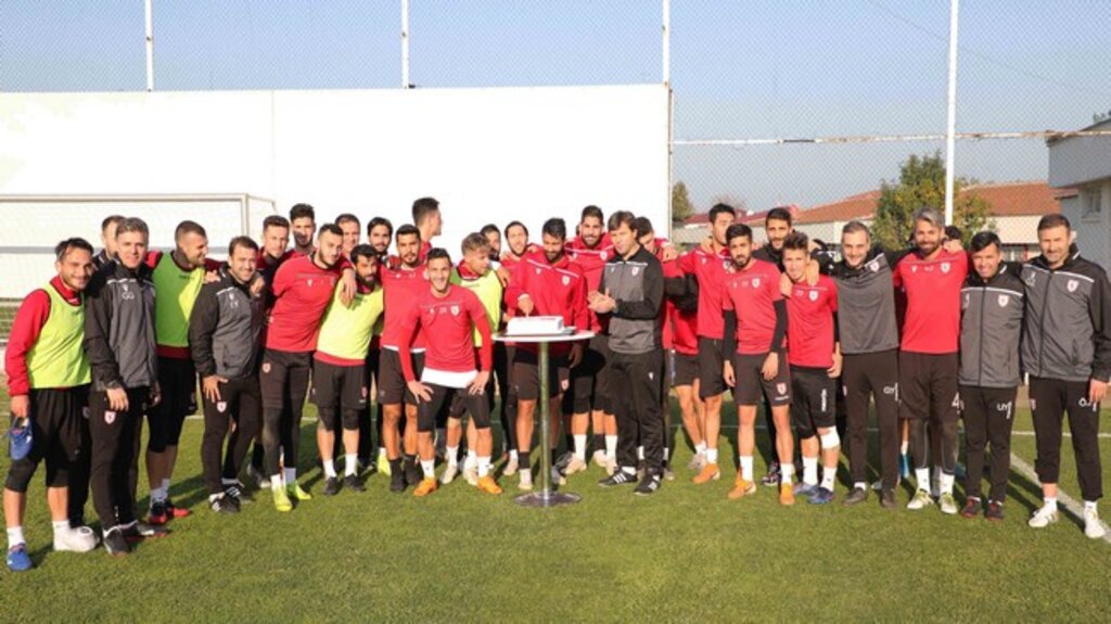 35 Yaşına Girişini Sahada Kutladı!