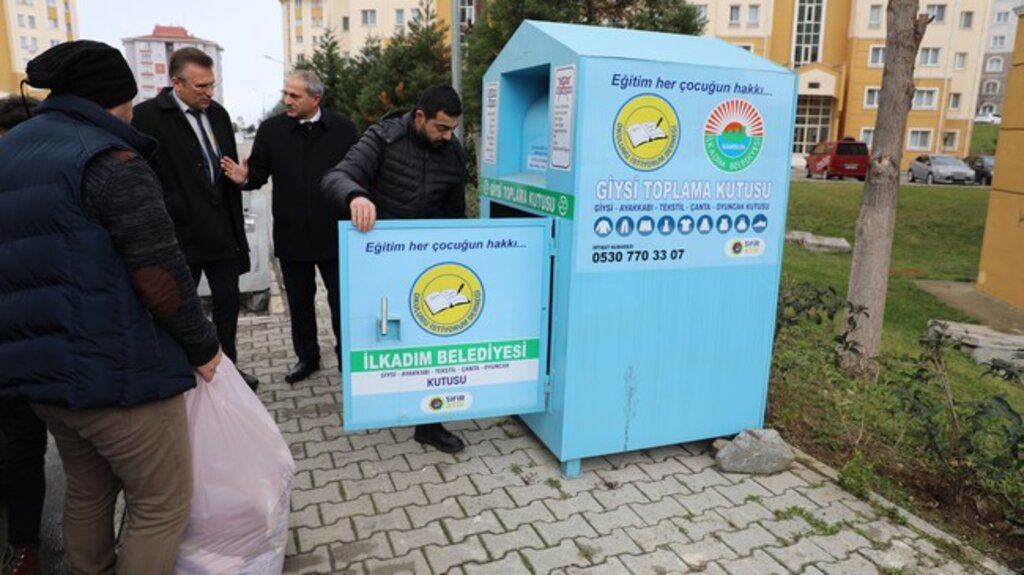 Giyilmeyen Kıyafetler Çöpe Değil Kumbaraya!