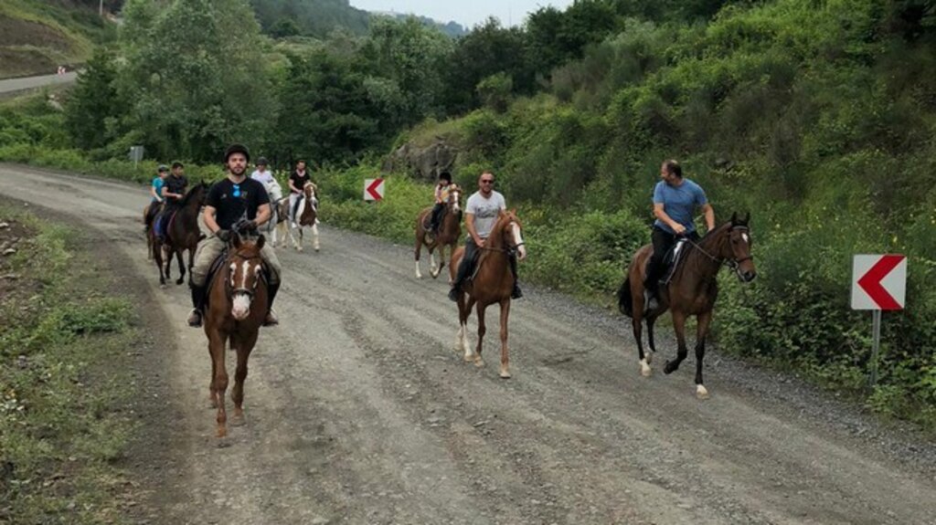 Atlı Binicilik Tesisleri’nde Öğrencilerin Eğlenceli Kampı!