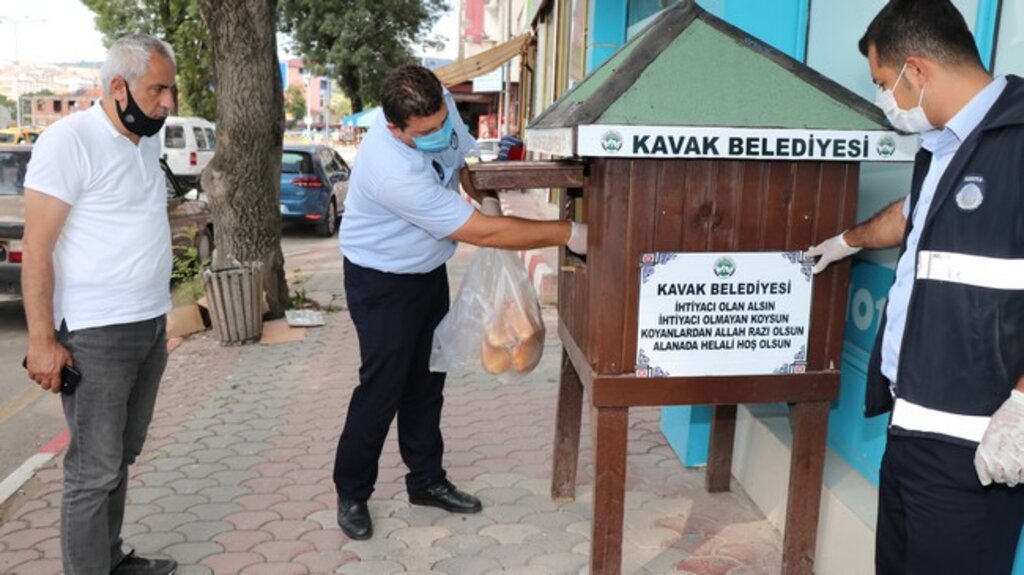 Kavak Ekmeğini Kardeşiyle Paylaşıyor!