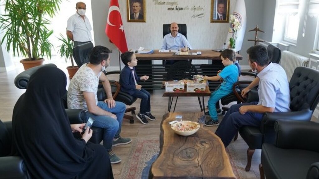 Terme’de Örnek Davranış Gösteren Çocukları Başkan Kılıç Ödüllendirdi!