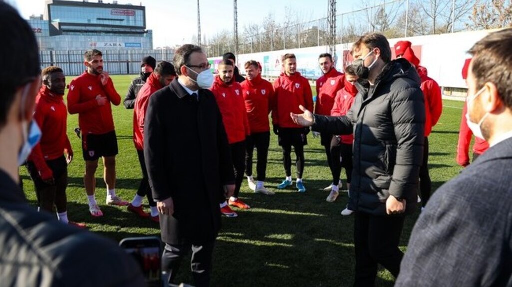 Bakan Kasapoğlu’ndan Samsunspor Antrenmanına Ziyaret!
