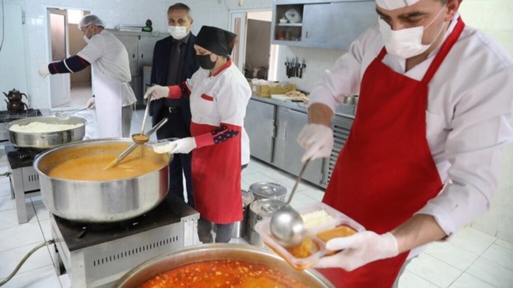 İlkadım Aşevi Her Gün 300 Aileye Sıcak Yemek Desteği Sağlıyor!