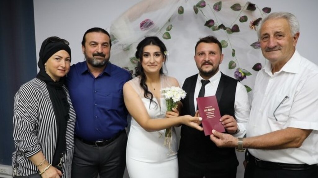 Evlenme Cüzdanını Ailenin En Büyüğü Takdim Etti!