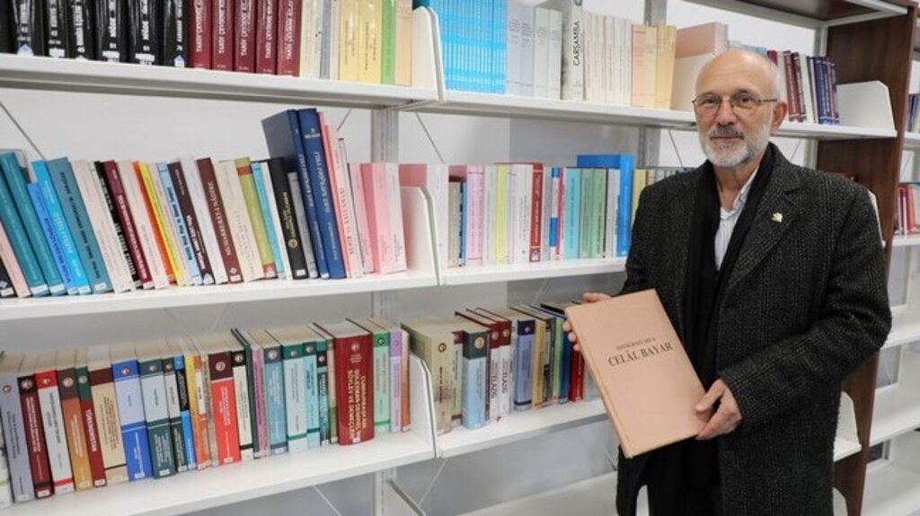 Emekli Öğretmen Ömer Faruk Sönmez 30 Yıllık Arşivindeki Kitapları Bağışladı!