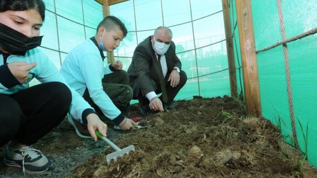 Başkan Sandıkçı Öğrencilerle ‘Yerli Tohum’ Ekimi Yaptı!