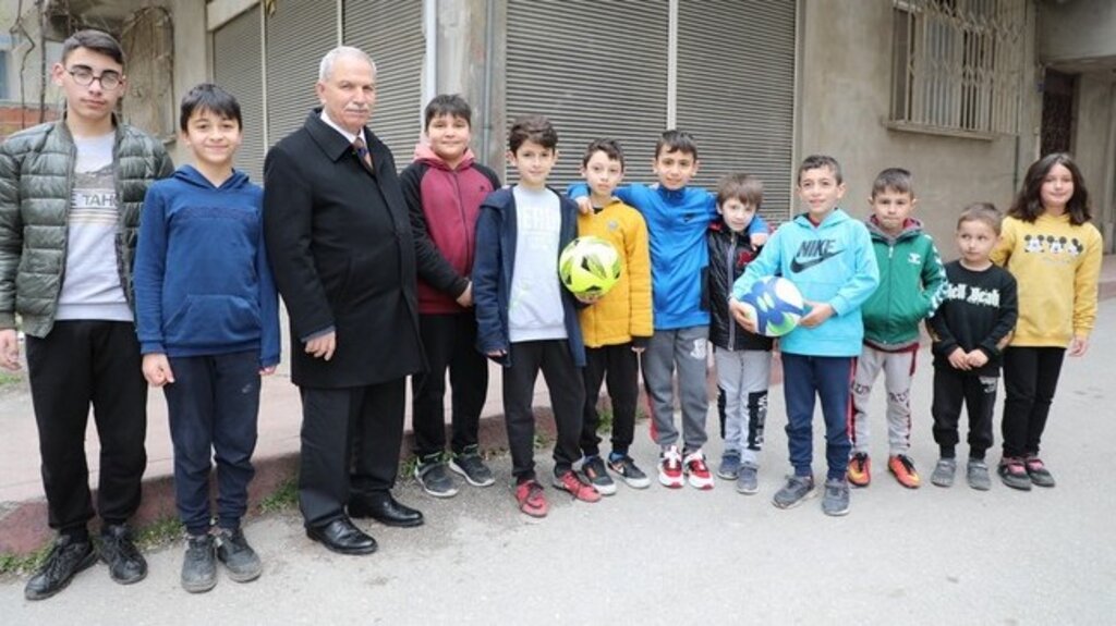 Futbol Topunu Alan Çocuklar Halı Saha Sözünüde Başkan’dan Kaptı!