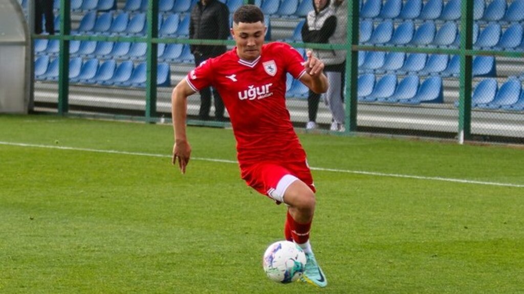 Enes Albak Kimdir?
