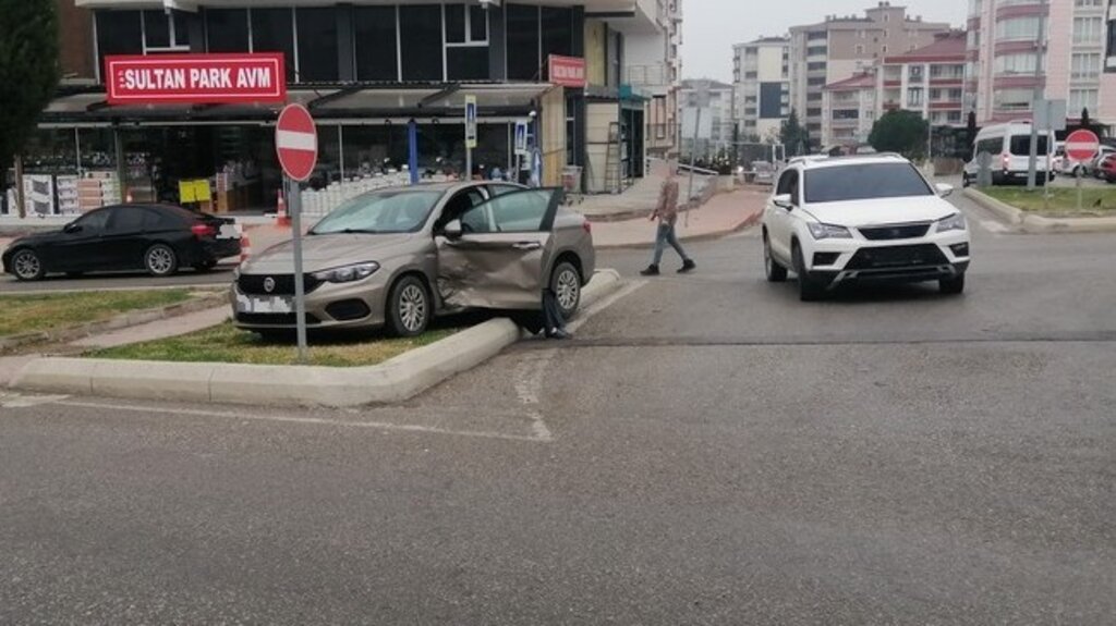 Samsun İlkadım’da Araç Refüje Çıktı!