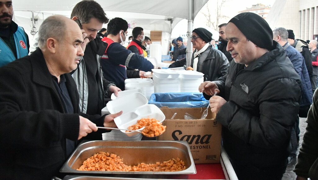 Samsun Valisi Dağlı Depremzedelere Sıcak Yemek Dağıttı!