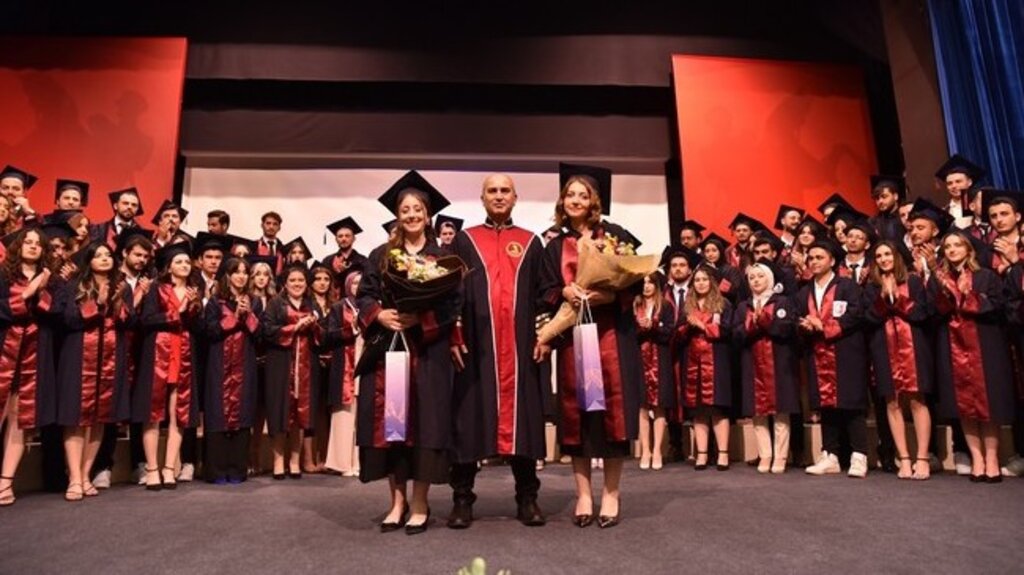 ÖMÜ Veteriner Fakültesi’nde Mezuniyet Coşkusu!