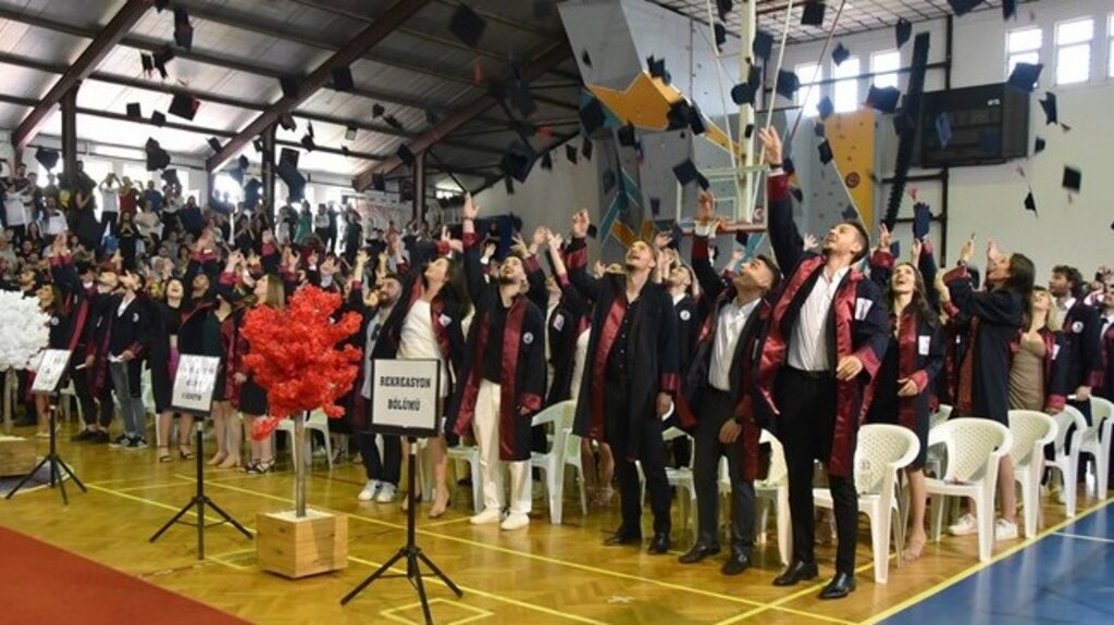 Yaşar Doğu Spor Bilimleri Fakültesi’nde Mezuniyet Coşkusu!