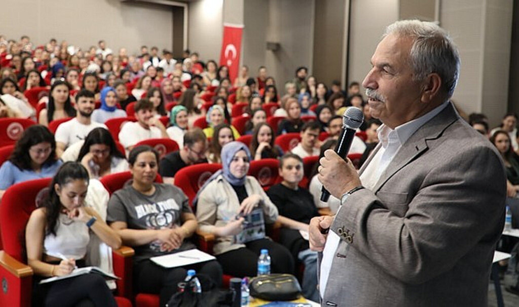 Fenomen Öğretmen Yazar Bayram Meral Bilgi Ve Tecrübelerini Gençlere Aktardı!