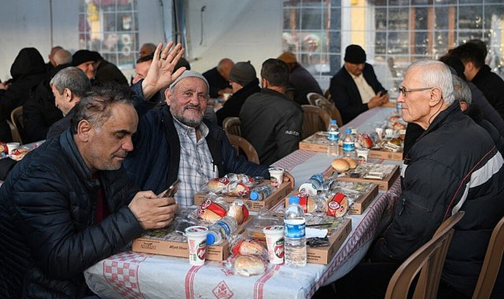 Büyükşehir’in İftar Sofrası Samsunluları Bir Araya Getiriyor!