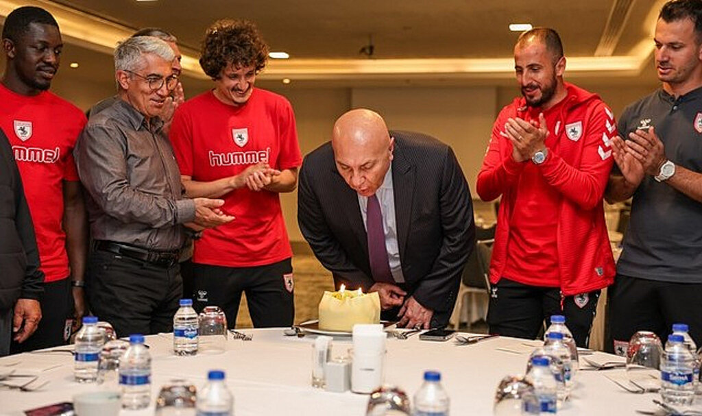 Samsunspor Başkanı Yıldırım’a Sürpriz Doğum Gününü Kutlaması!