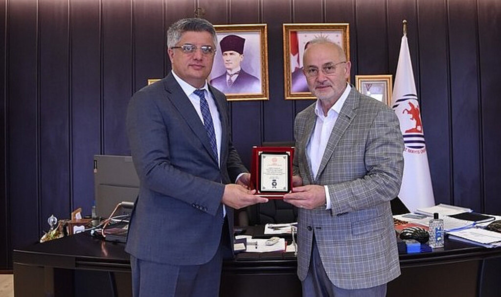 Samsun İl Milli Eğitim Müdürlüğünce Rektör Ünal’a Plaket Takdim Edildi!