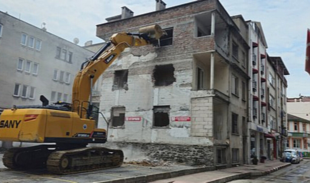 İlkadım’da Metruk Binalar Yıkılıyor!