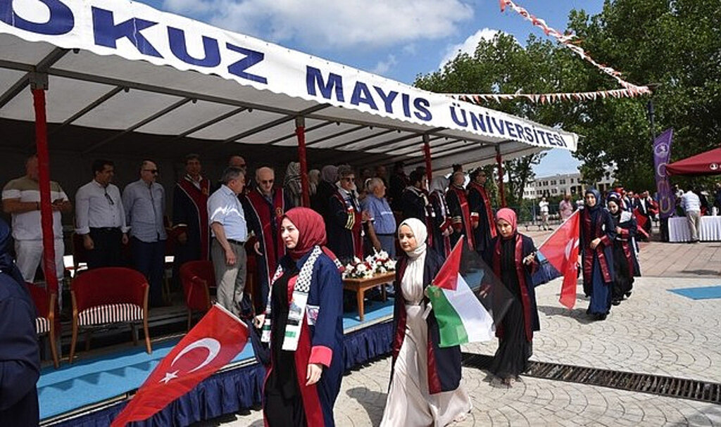 OMÜ İlahiyat Fakültesinde Mezuniyet Sevinci!